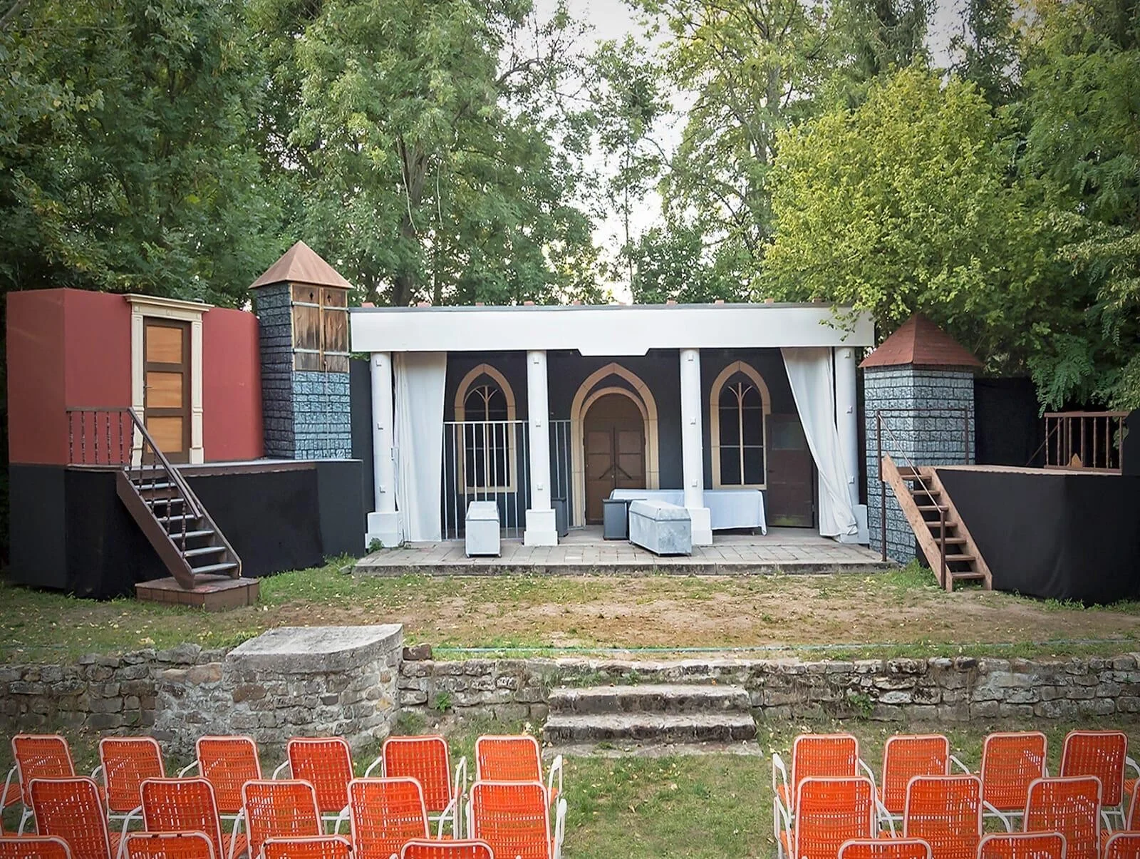 Freilichtbühne Haßloch – Blick auf die Bühne mit Sitzreihen im Vordergrund